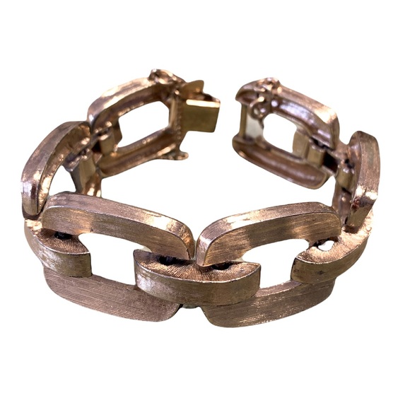 Vintage Monet gold tone bracelet 7 1/2”